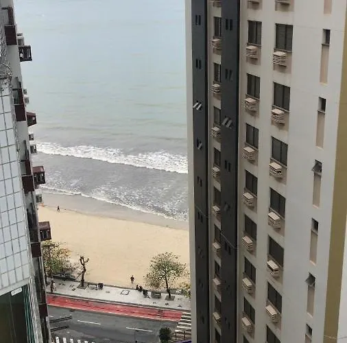 Apartamento á 30 metros praia, com vista mar.